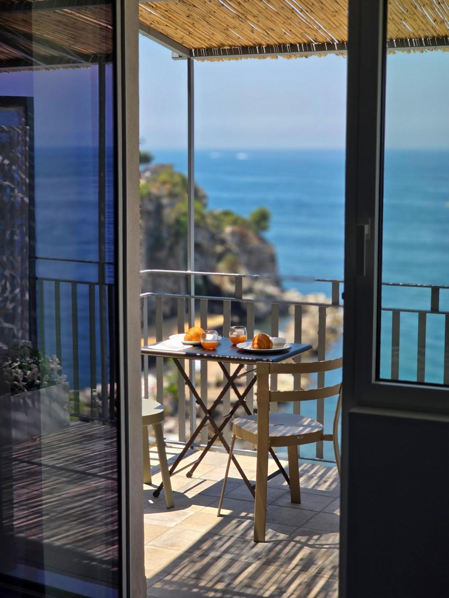 Deluxe Double Room with Balcony and Sea View